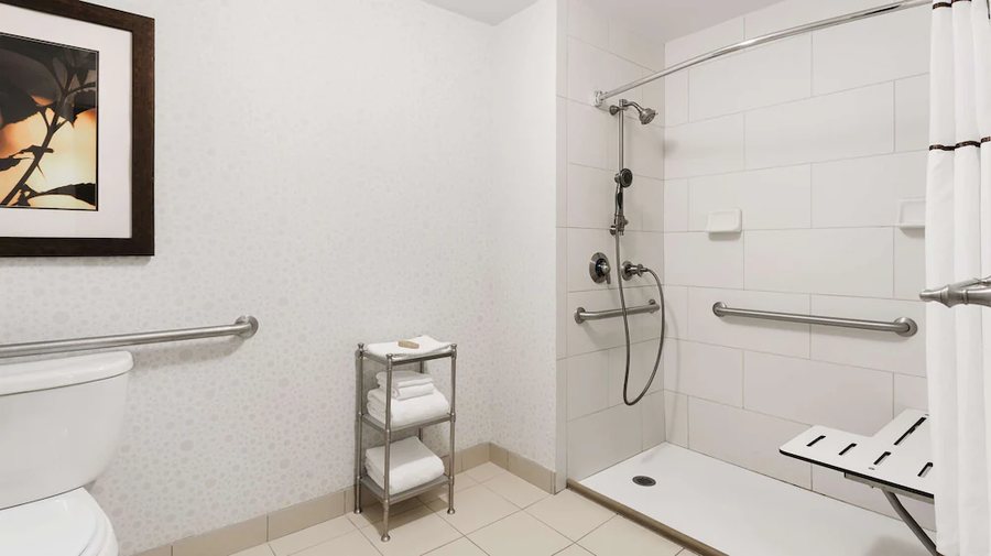 Doubletree Suites by Hilton Hotel Charlotte Southpark — Bathroom