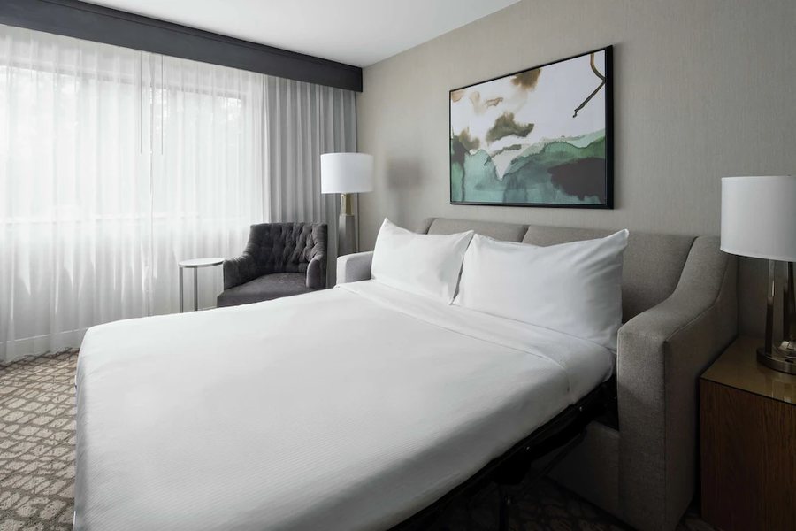 Doubletree Suites by Hilton Hotel Charlotte Southpark — Guest room