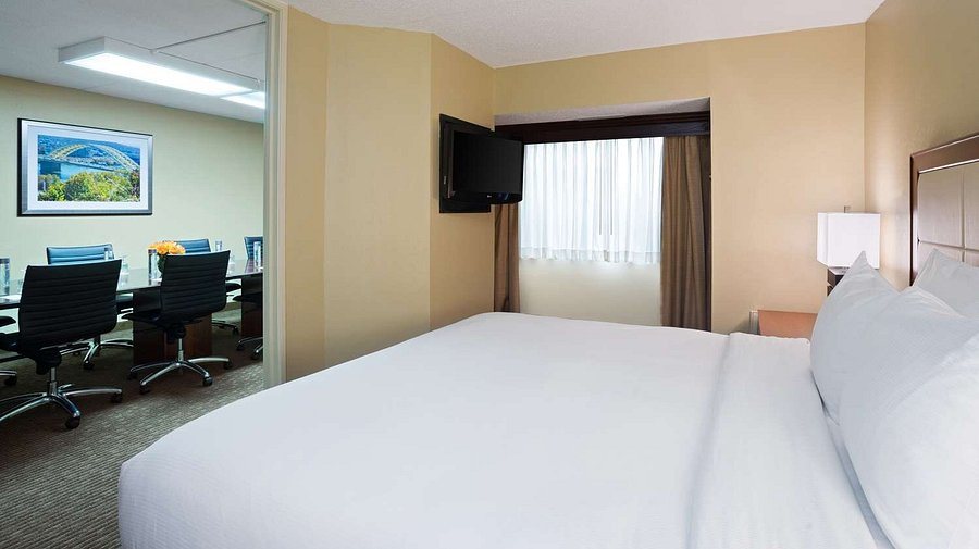 DoubleTree Suites by Hilton Hotel Cincinnati Blue Ash — Guest room