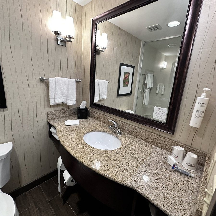 DoubleTree Suites by Hilton Hotel Dayton Miamisburg — Bathroom