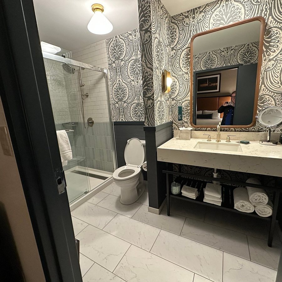 DoubleTree Suites by Hilton Hotel Lexington — Bathroom