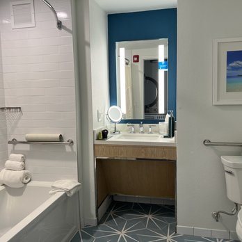 DoubleTree Suites by Hilton Hotel Naples — Bathroom