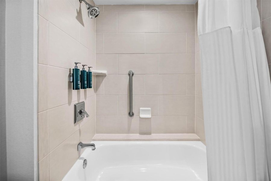 Doubletree Suites By Hilton Hotel Raleigh Durham — Bathroom