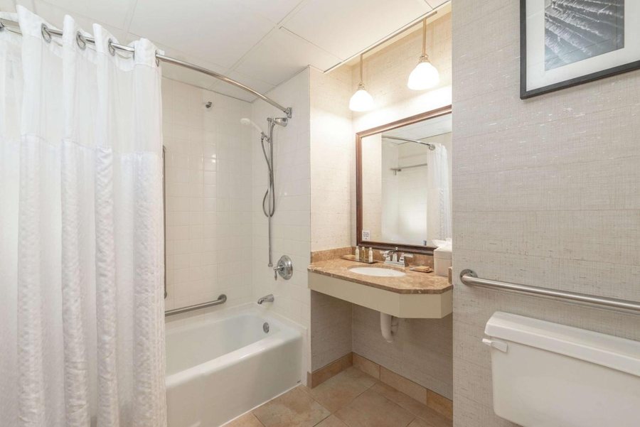 DoubleTree Suites by Hilton Minneapolis Downtown — Bathroom