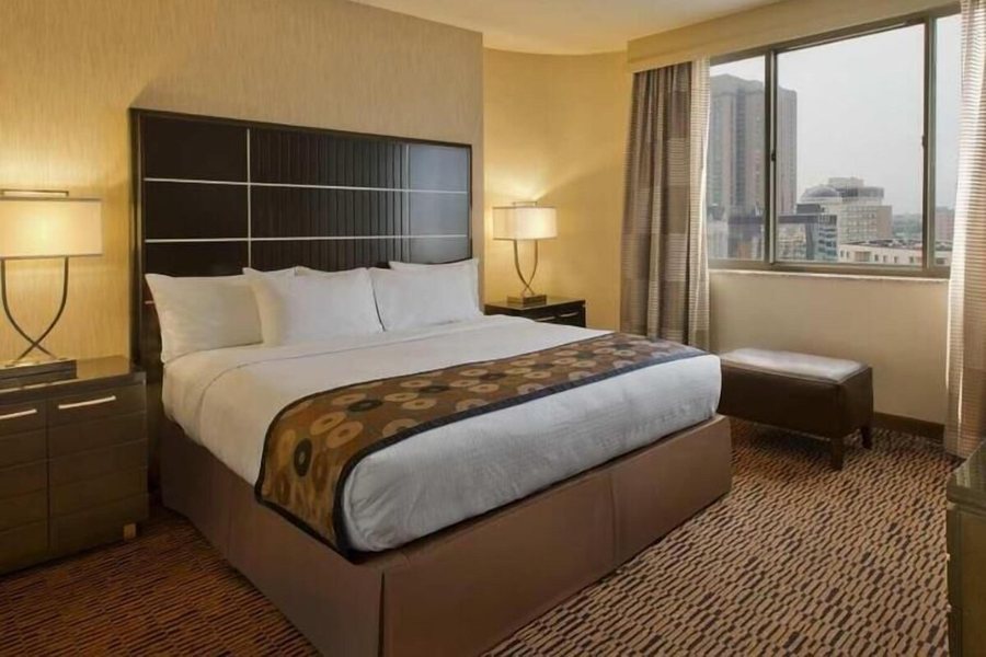 DoubleTree Suites by Hilton Minneapolis Downtown — Guest room
