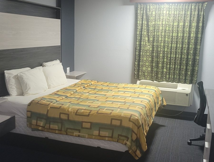 Douglas Inn Suites — Guest room