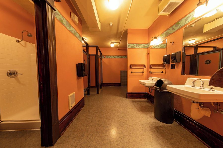 Douglas on Third — Bathroom
