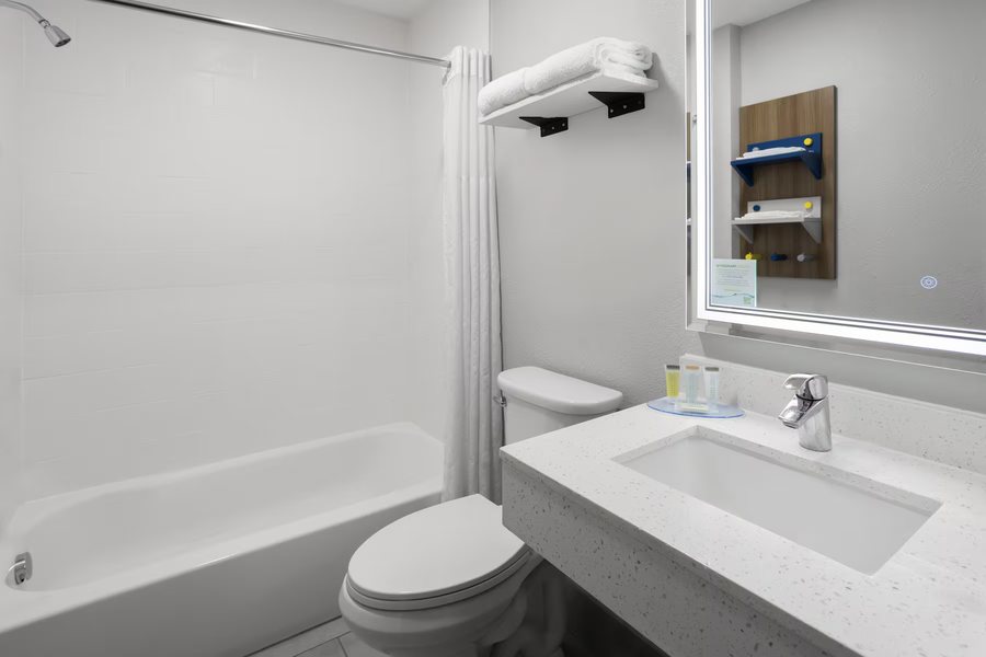 Dover Inn — Bathroom