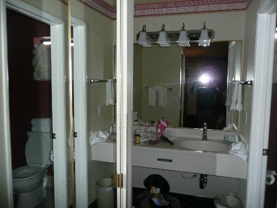 Dow Villa Motel — Bathroom