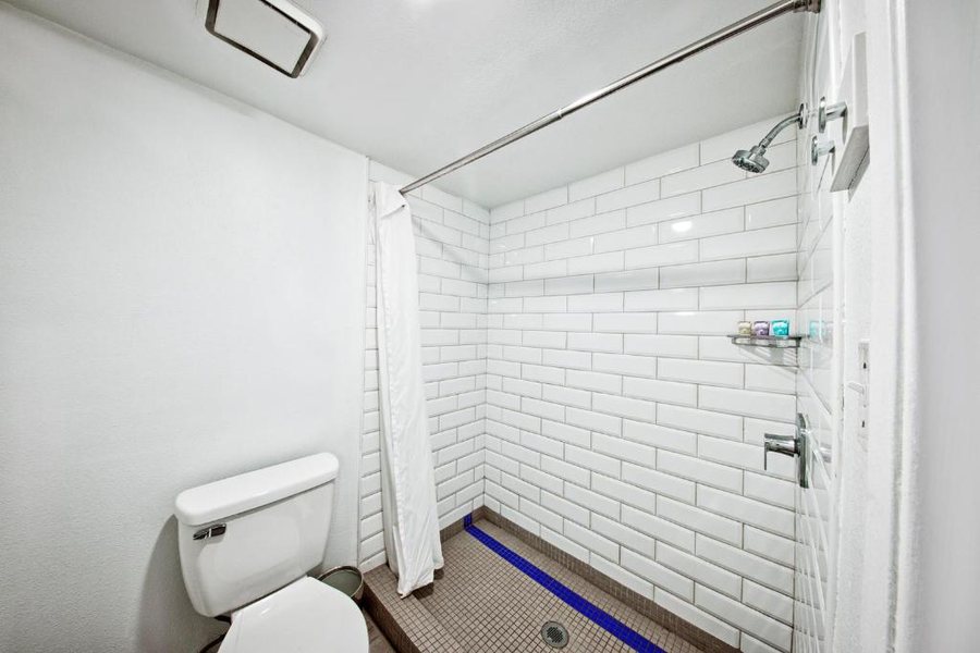 Downtowner Boutique Hotel — Bathroom