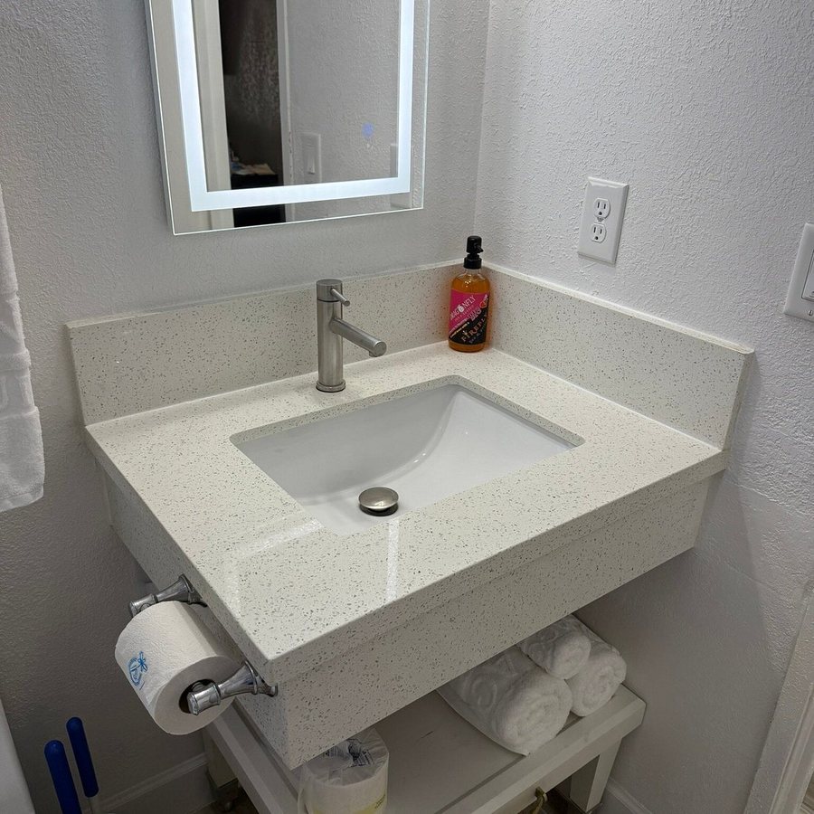 Dragonfly Inn and Suites — Bathroom