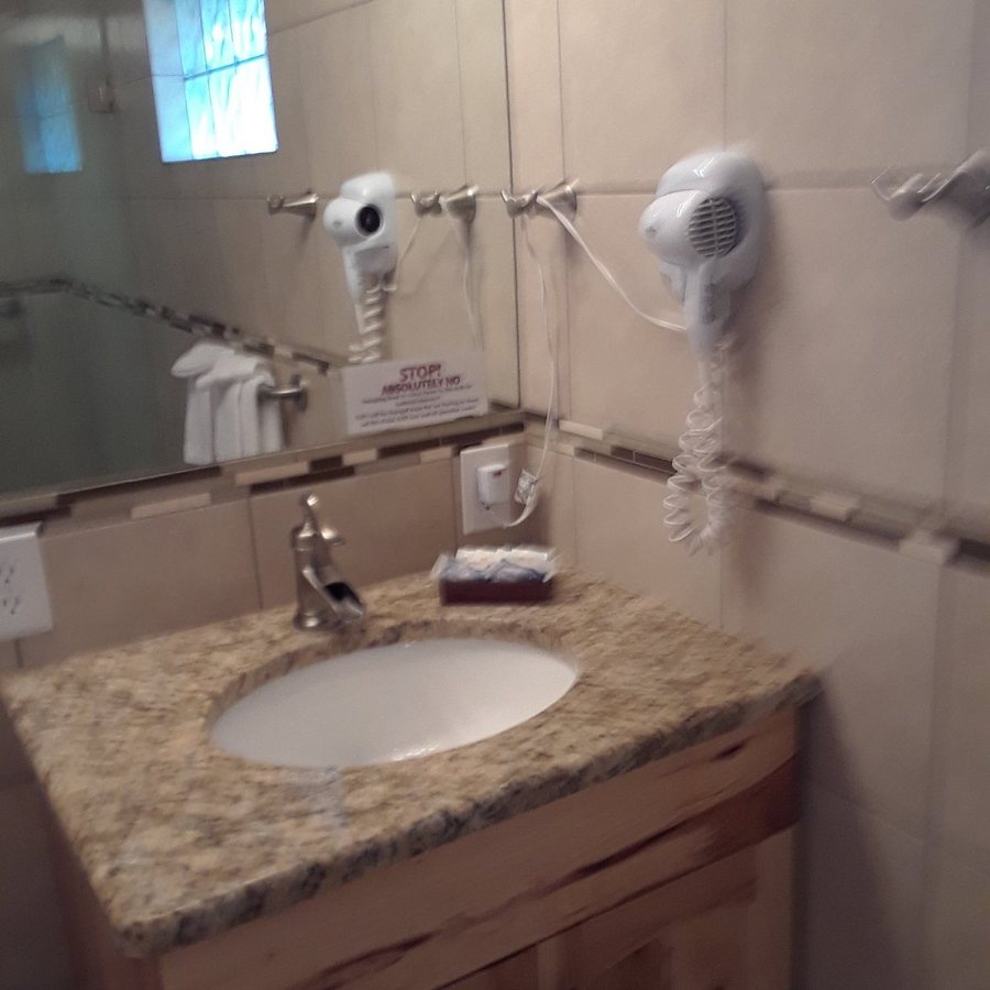 Dragonfly Motor Lodge — Bathroom