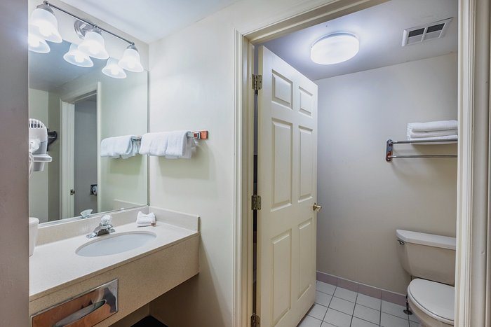 Drakes Creek Inn — Bathroom