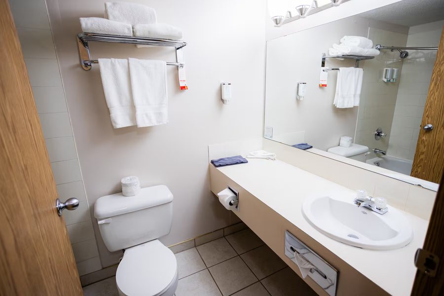 Drama Inn — Bathroom