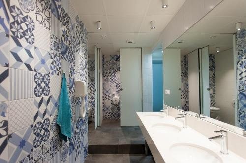 Dream Cube Hostel Barcelona Catalonia — Bathroom