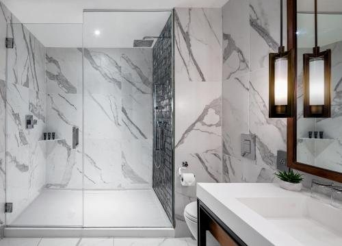 Dream Hollywood Los Angeles California — Bathroom