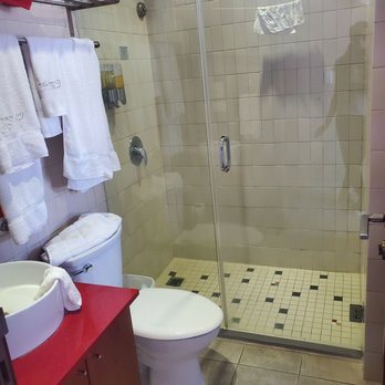 Dream Inn PR — Bathroom