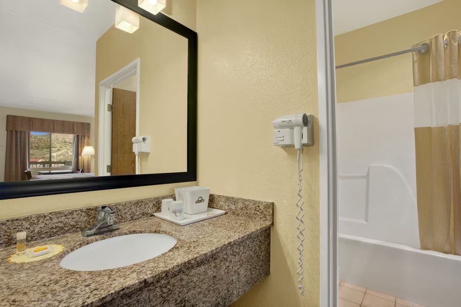 Dream Manor Inn — Bathroom