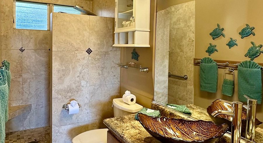 Dreams Come True on Maui Bed and Breakfast — Bathroom