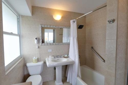 Dreams Hotel Miramar — Bathroom