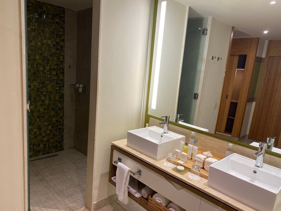 Dreams Onyx Resort Spa — Bathroom