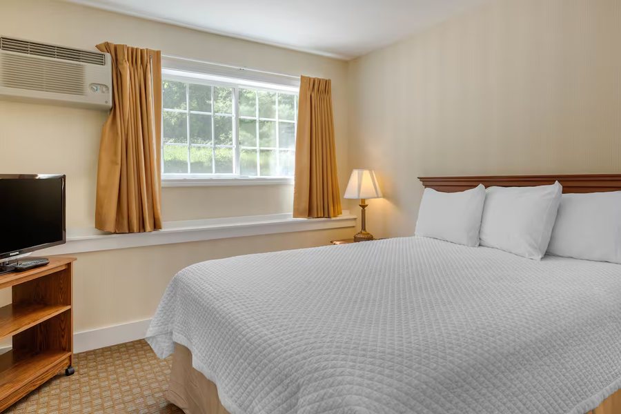 Driftaway Hotel and Pool — Guest room