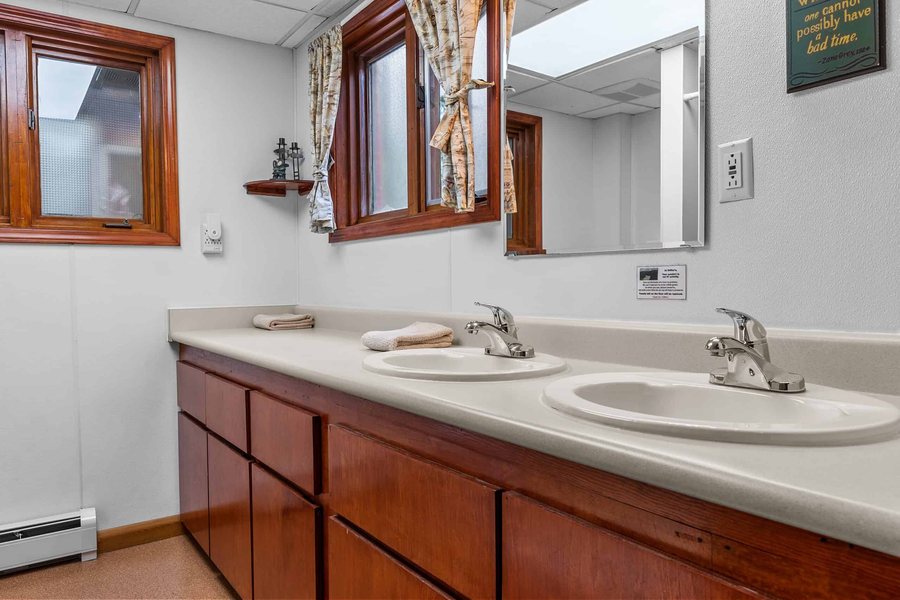 Drifters Lodge — Bathroom