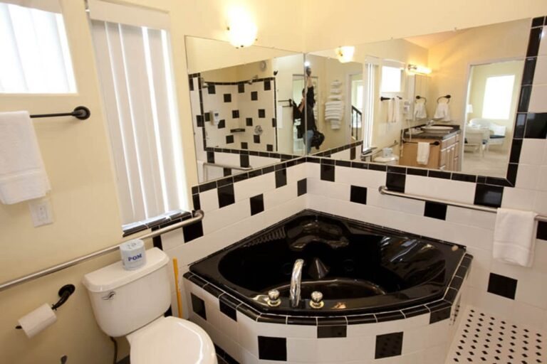 Driftwood Inn Homer Seaside Lodges — Bathroom