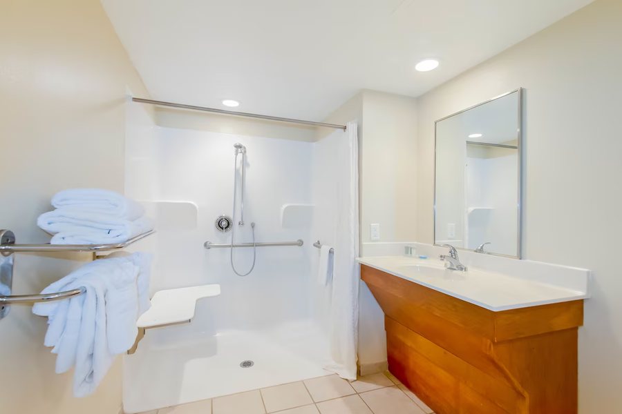 Driftwood Lodge — Bathroom