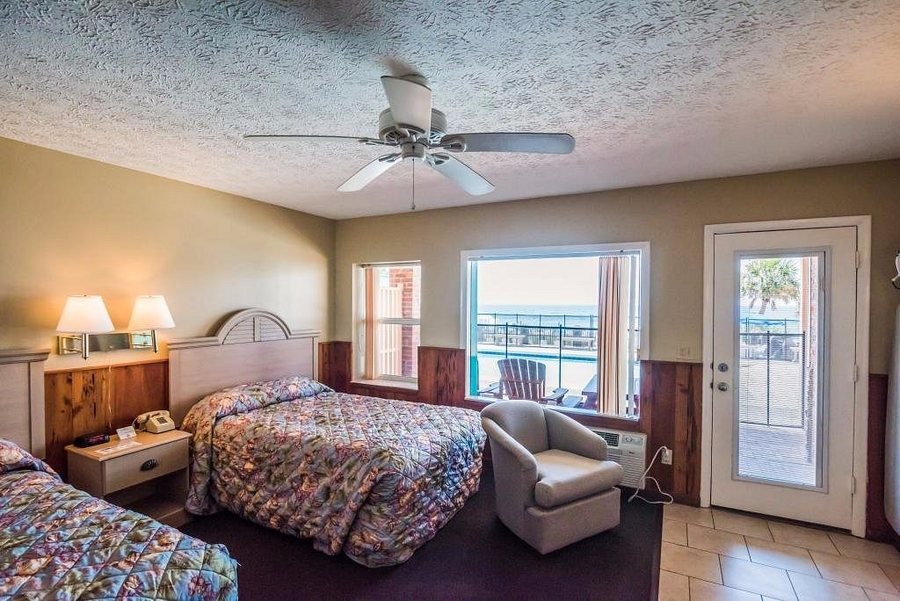 Driftwood Lodge — Guest room