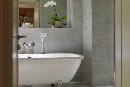 Druids Glen Hotel Golf Resort — Bathroom
