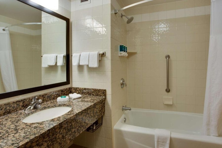 Drury Inn Suites Amarillo — Bathroom