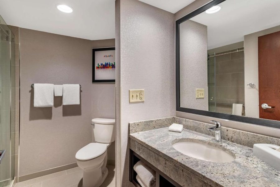 Drury Inn Suites Atlanta Airport — Bathroom