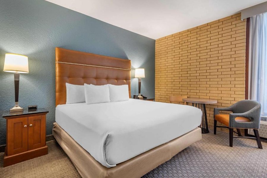 Drury Inn Suites Atlanta Airport — Guest room