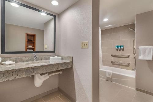 Drury Inn Suites Atlanta Marietta — Bathroom