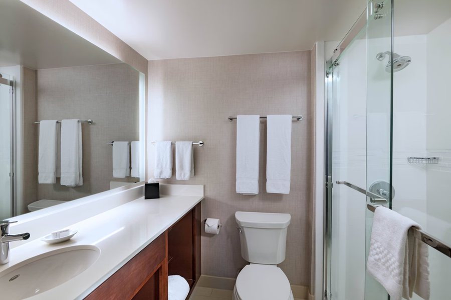 Drury Inn Suites Austin North — Bathroom