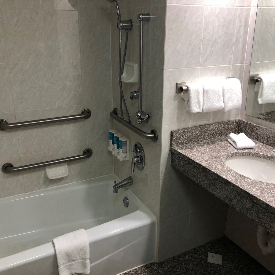 Drury Inn Suites Birmingham Grandview — Bathroom