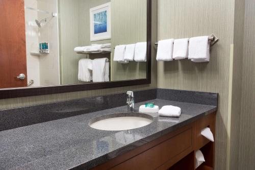 Drury Inn Suites Burlington — Bathroom