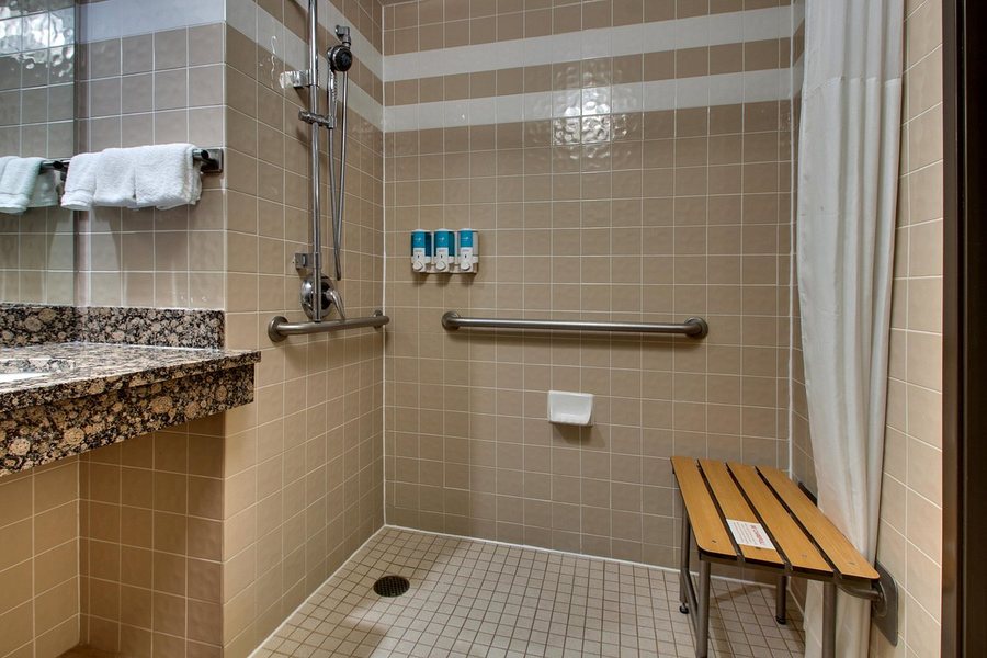 Drury Inn Suites Charlotte Arrowood — Bathroom