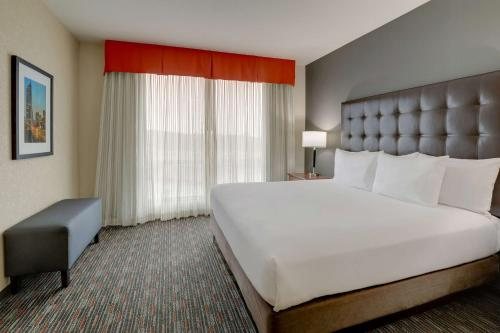 Drury Inn Suites Charlotte Arrowood — Guest room