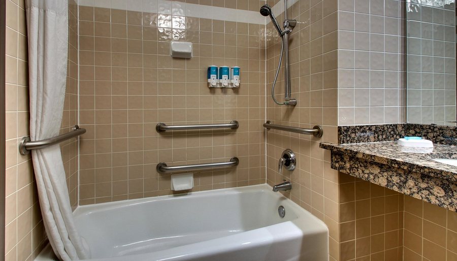Drury Inn Suites Charlotte Northlake — Bathroom