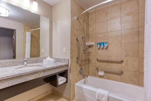 Drury Inn Suites Cincinnati Sharonville — Bathroom