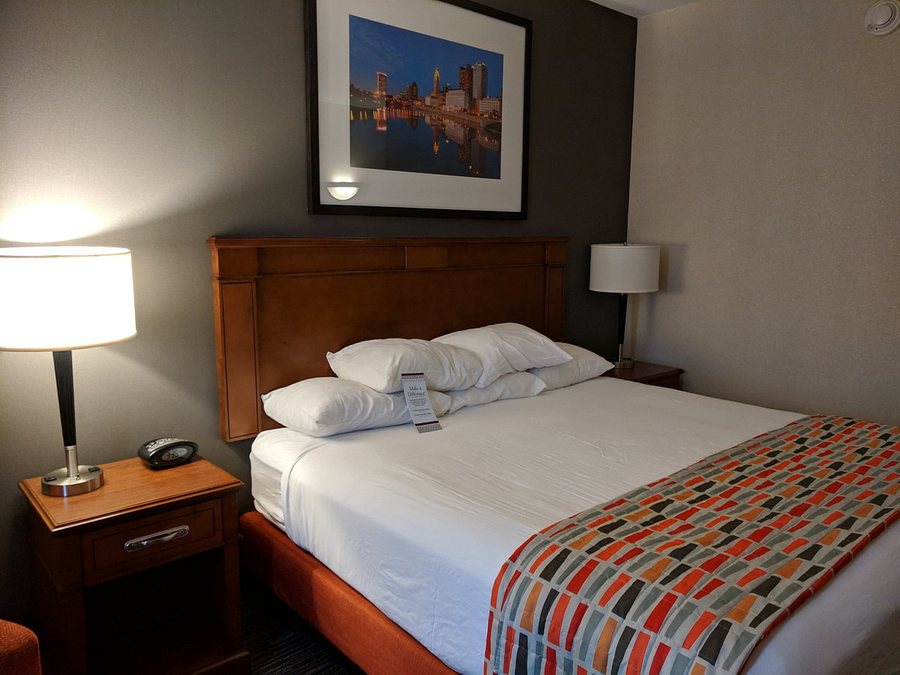 Drury Inn Suites Columbus Grove City — Guest room