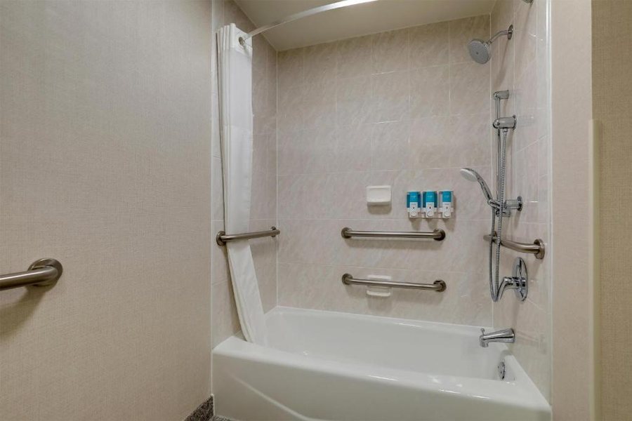 Drury Inn Suites Dayton North — Bathroom
