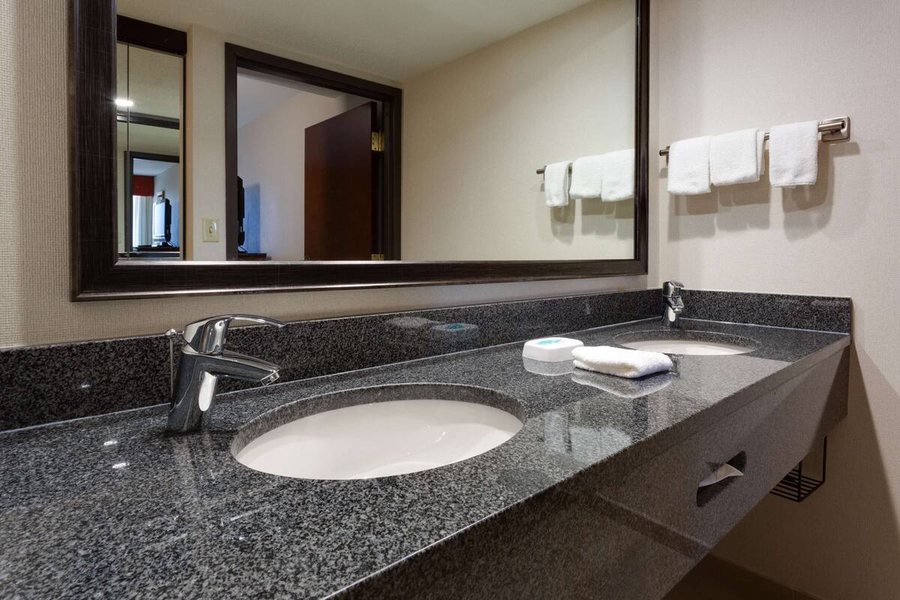 Drury Inn Suites Denver Near the Tech Center — Bathroom