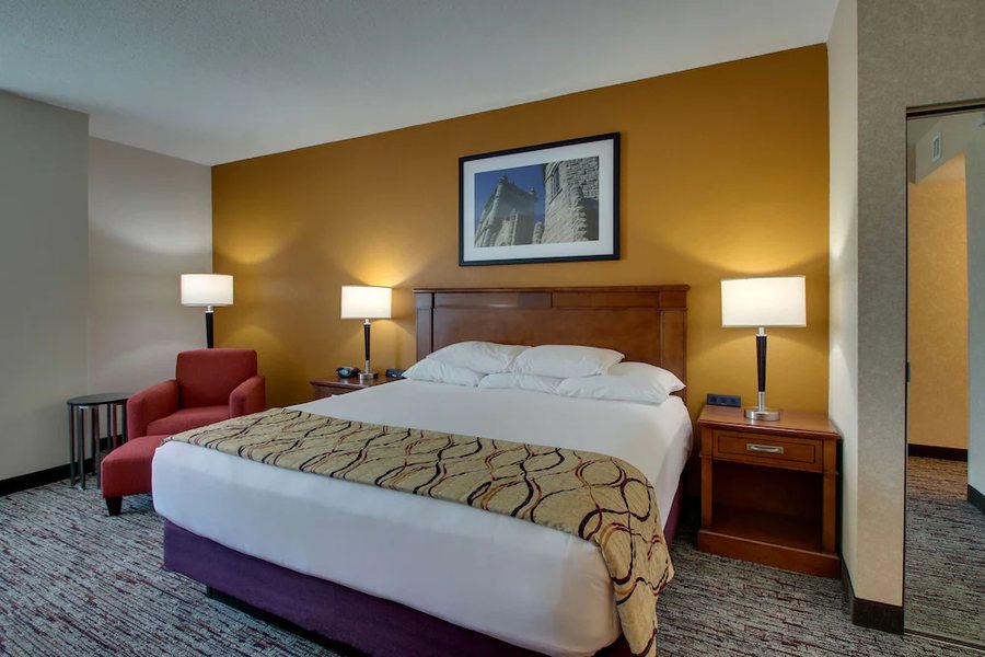 Drury Inn Suites Findlay — Guest room