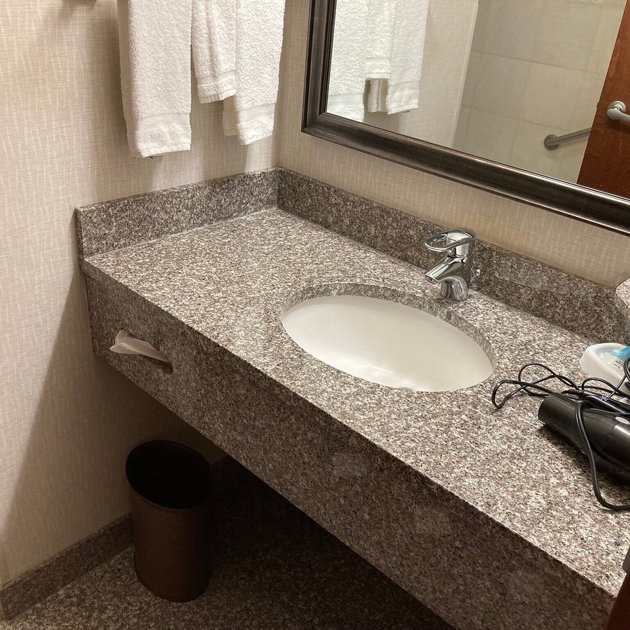 Drury Inn Suites Greenville — Bathroom