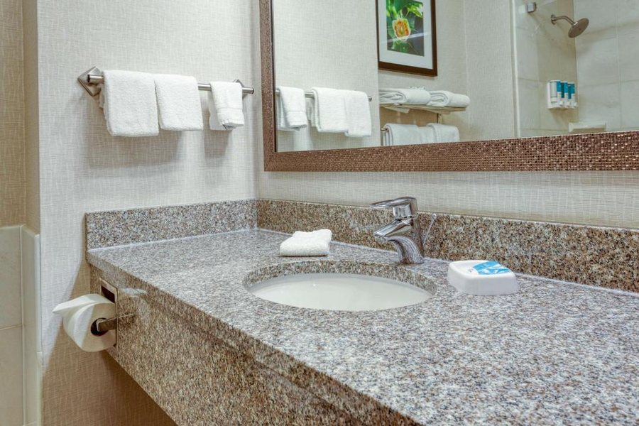 Drury Inn Suites Indianapolis Northeast — Bathroom