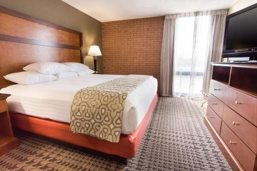 Drury Inn Suites Jackson MO — Guest room