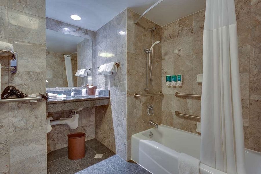 Drury Inn Suites Kansas City Airport — Bathroom